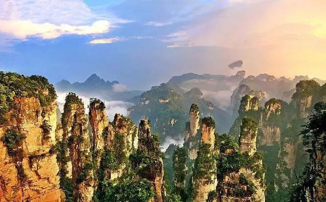 湖南张家界高铁站迎来今年首趟香港高铁旅游专列