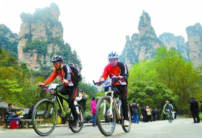 为张家界文旅消费市场注入全新活力,2026张家界第四届青岛啤酒嘉年华暨湘超“第二现场”活动开幕 为张家界文旅消费市场注入全新活力,2026张家界第四届青岛啤酒嘉年华暨湘超“第二现场”活动开幕